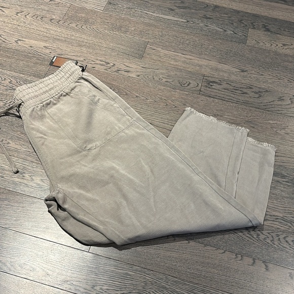 Devoted Neutral Tanish grey  Ankle Cropped Pants Sz L - Picture 12 of 13